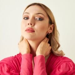 yuvarlak taşlı halka küpeler