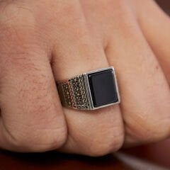 siyah taşlı kare yüzük