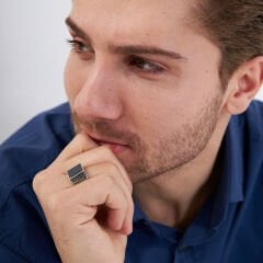 siyah taşlı kare yüzük