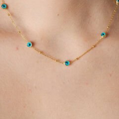 çok sayıda nazar boncuğu olan kolye