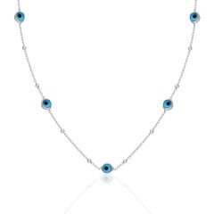 çok sayıda nazar boncuğu olan kolye