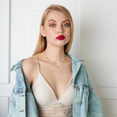 çok sayıda nazar boncuğu olan kolye