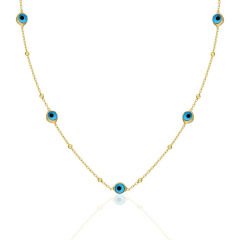 çok sayıda nazar boncuğu olan kolye