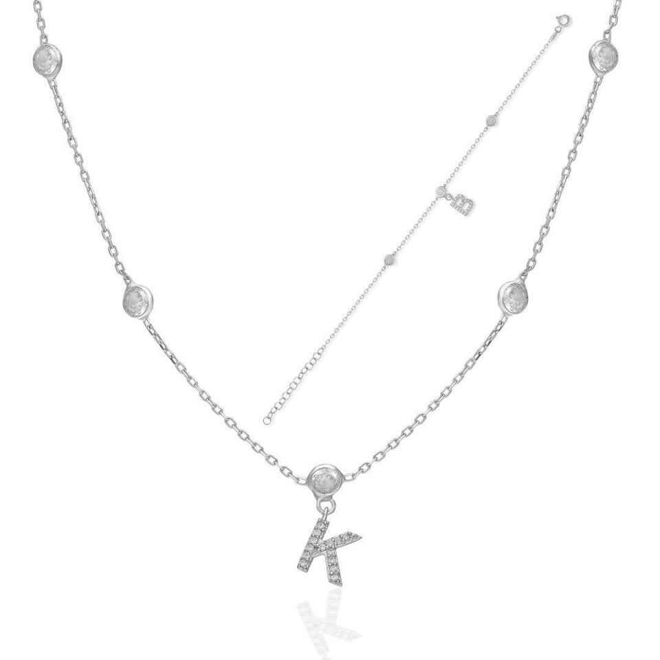 harflerle süslenmiş parlak taş zincir