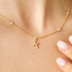 harflerle süslenmiş parlak taş zincir