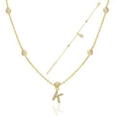 harflerle süslenmiş parlak taş zincir