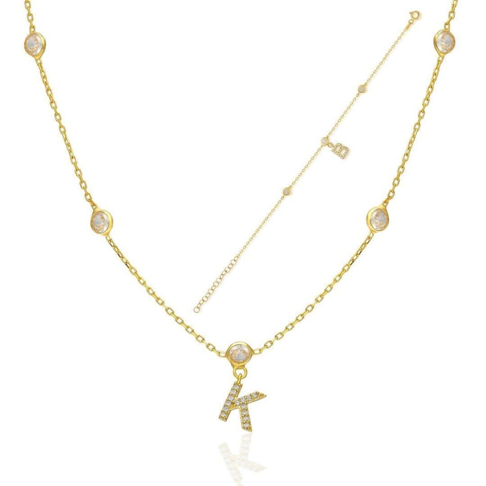 harflerle süslenmiş parlak taş zincir