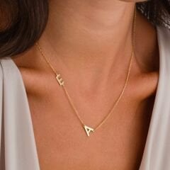 yan tarafında iki harf bulunan harf kolyesi