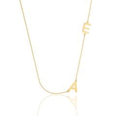 yan tarafında iki harf bulunan harf kolyesi