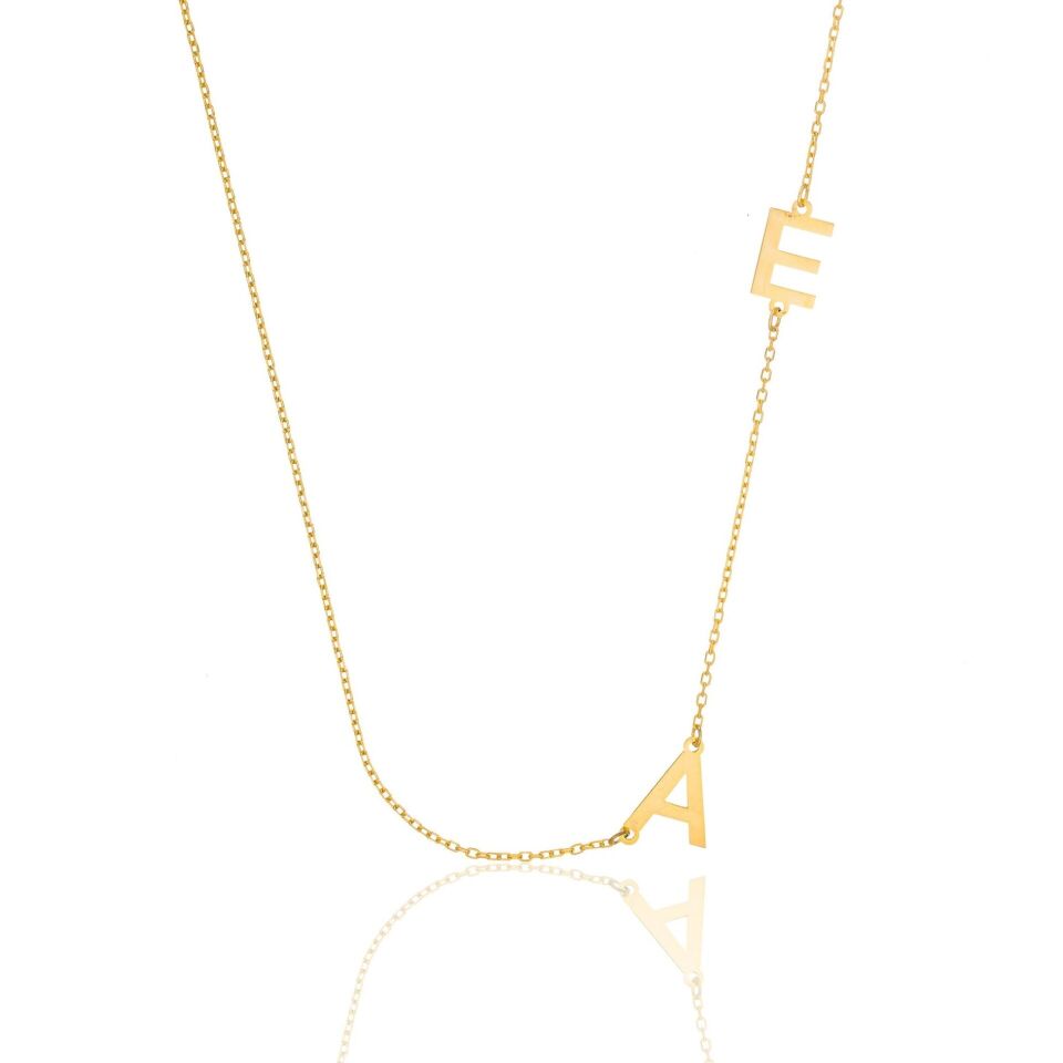 yan tarafında iki harf bulunan harf kolyesi