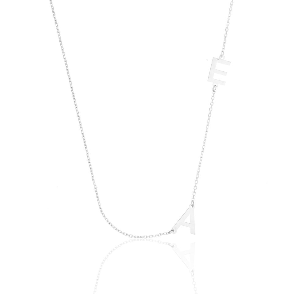 yan tarafında iki harf bulunan harf kolyesi