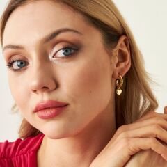 bükülmüş kalpli küpeler