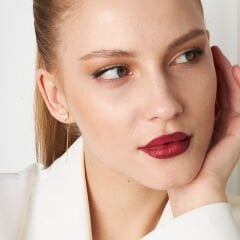 kelebek detaylı küpeler