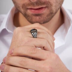 siyah taştan yapılmış oymalı kavisli halka