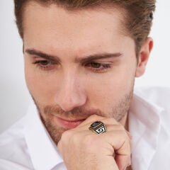 siyah taştan yapılmış oymalı kavisli halka