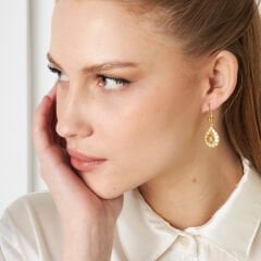 monogram ve taşlı küpeler