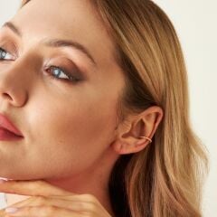 bükülmüş kıkırdaktan yapılmış küpeler