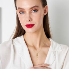 isim kolyesi - el yazısıyla yazılmış ismin yer aldığı dikey kolye